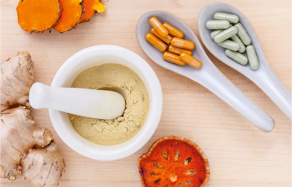 Botanical ingredients with a mortar and capsules